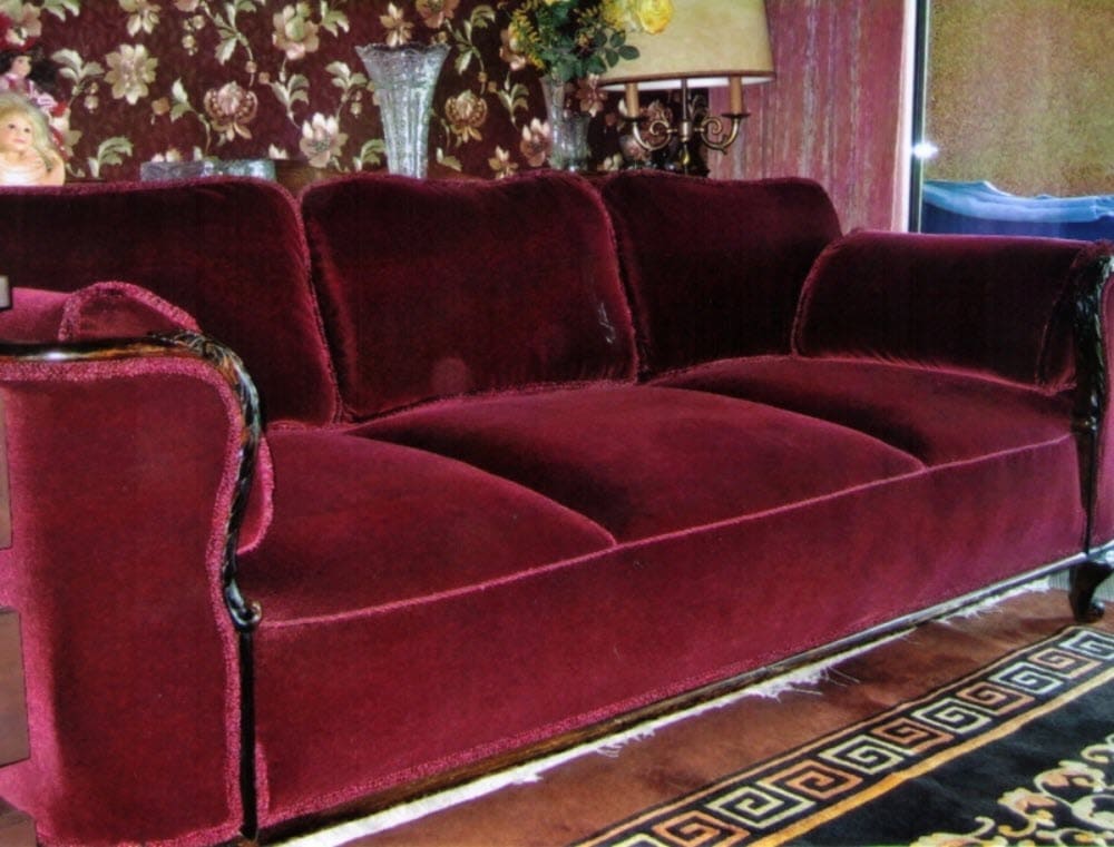 klassisch gepolstertes sofa